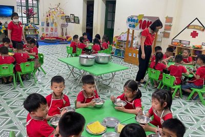 hình ảnh giờ ăn lớp 5 tuổi A