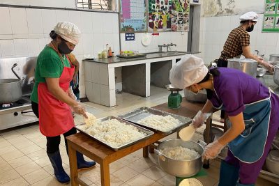 Hình ảnh giao nhận và sơ chế, chế biến, chia ăn